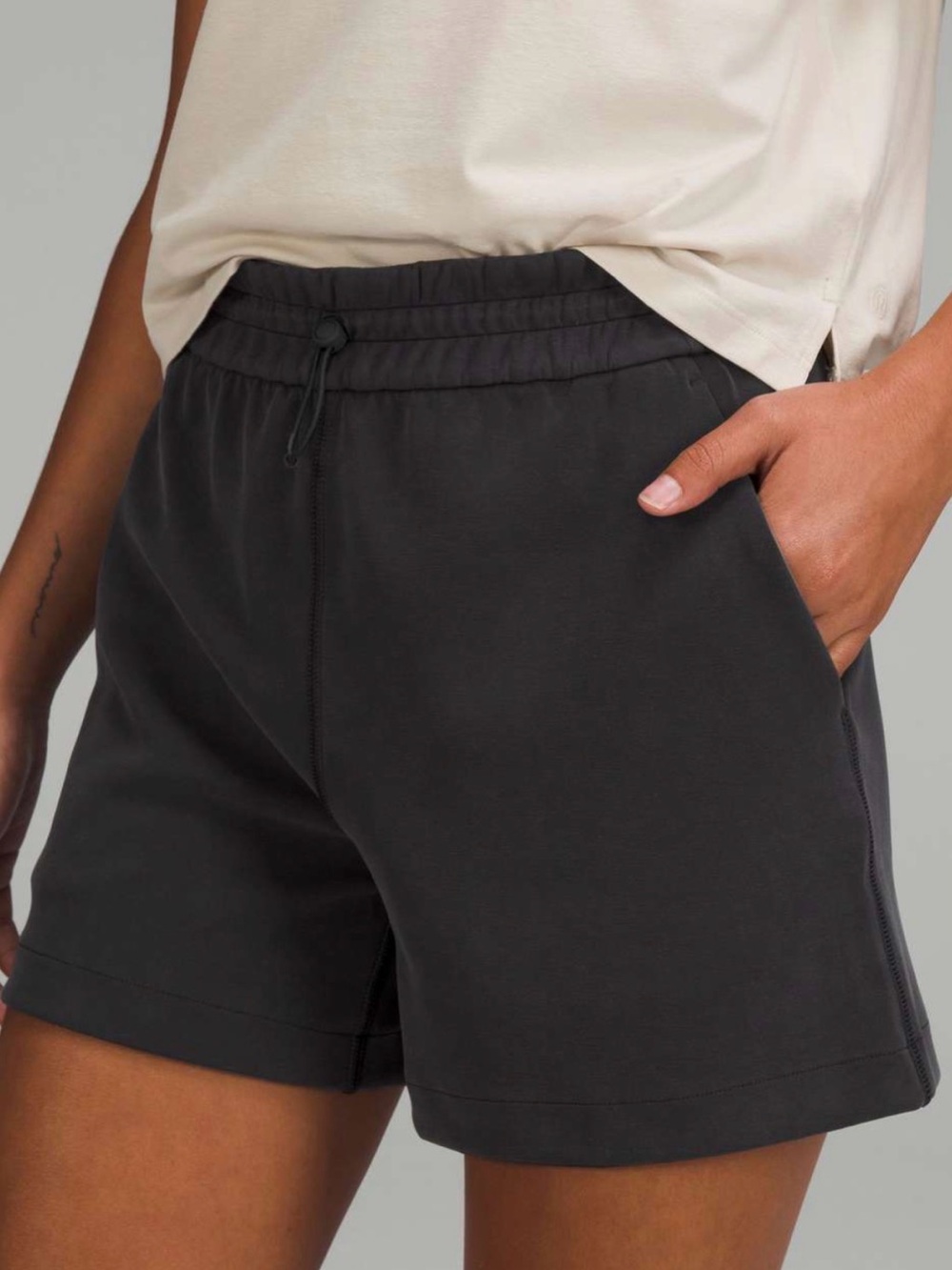 Lululemon Softstreme High-Rise Short 4"- Black/ Size 4 X23